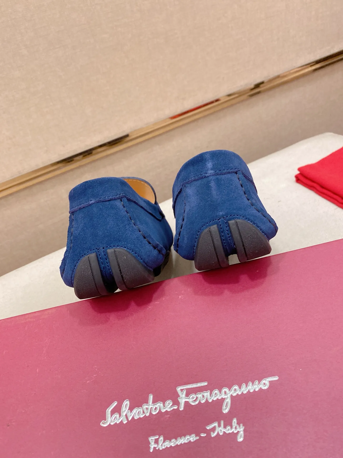 Factory price: 540💰High-end quality! Ferragamo🆕🆕Exclusive hot-selling products in stock🔥🔥New products on the shelves, high-quality Ferragamo men's pea shoes, high-end casual driving shoes, with complete packaging! 💪 💪 Material: imported suede cowhide 🐂 + imported high-quality water-dyed cowhide lining + wear-resistant outsole 👍🏻👍🏻 Features: high-end and comfortable, purely handmade 🚀 🚀 Create the perfect shoe that suits you best 🔥 🔥 Size: (38-44) 45 standard size can be customized!